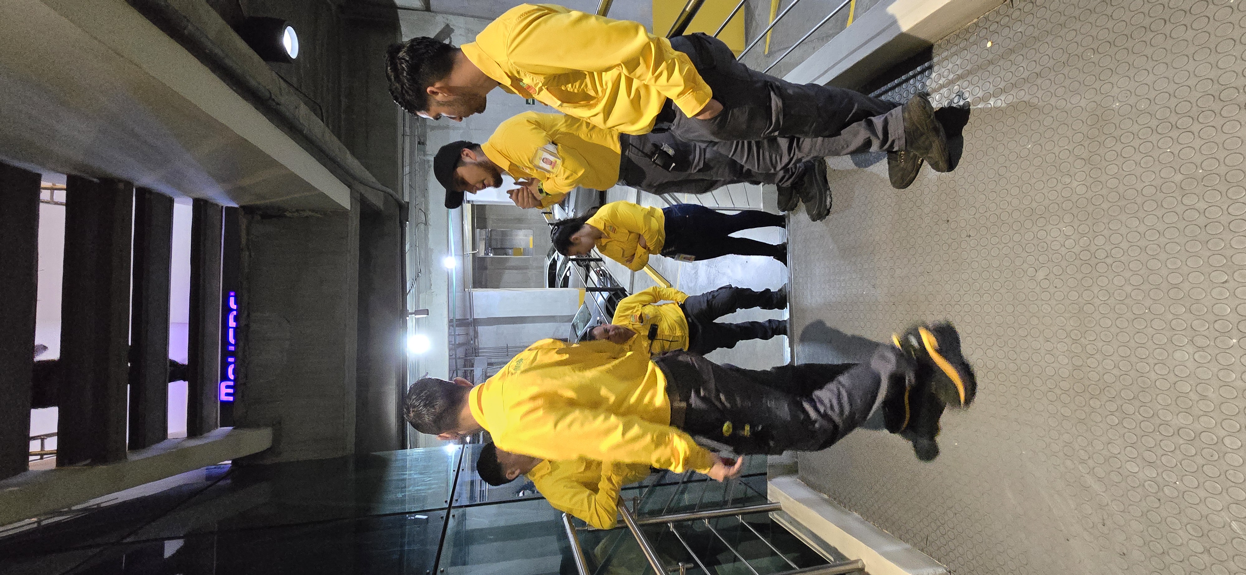 Equipo EcoPlagas en fumigación de edificio comercial nocturno