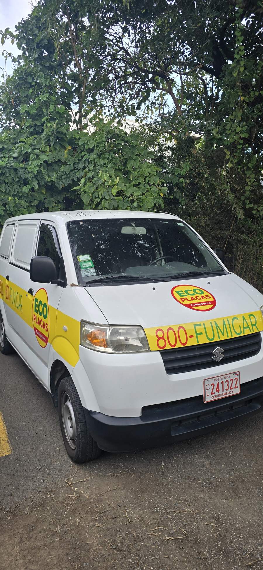 Furgón rotulado de EcoPlagas 800-FUMIGAR listo para un servicio