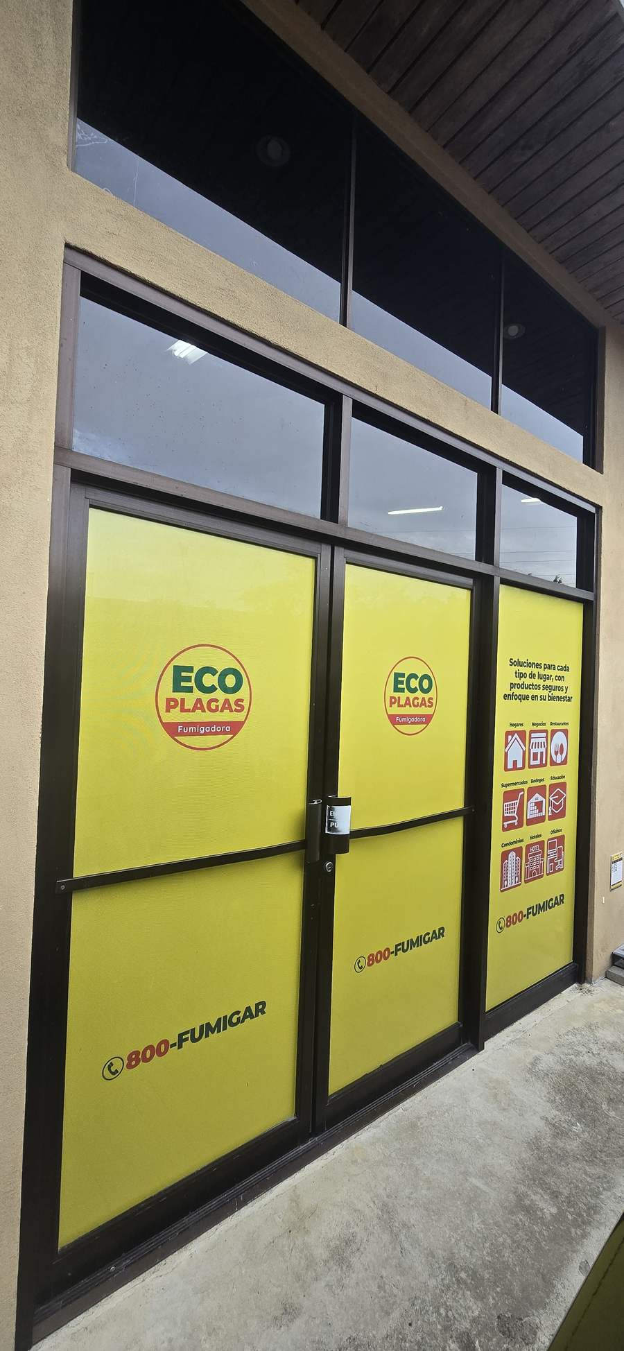 Fachada de una sede de EcoPlagas con rotulación oficial