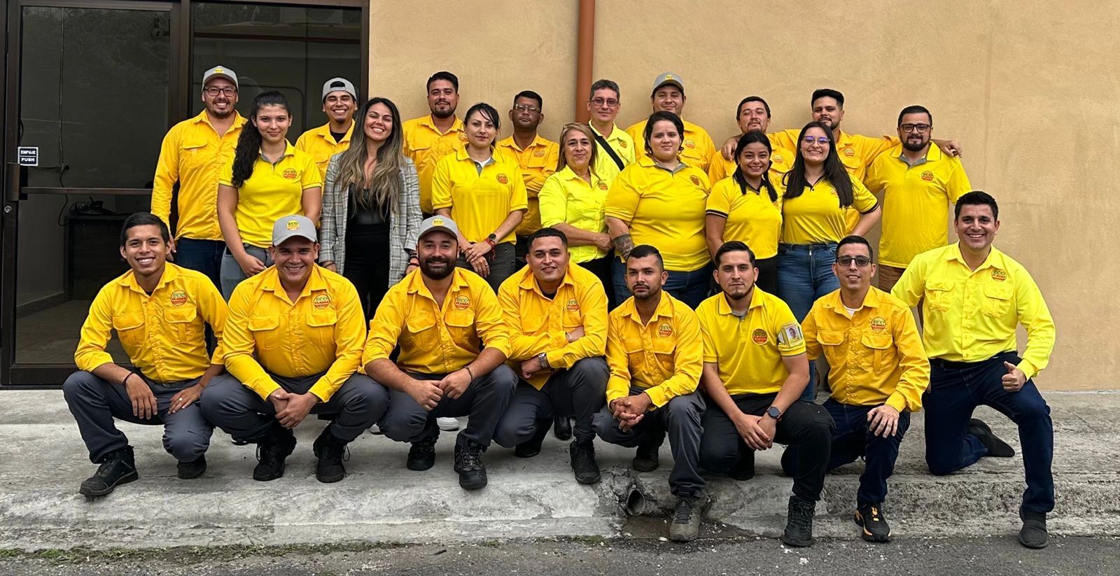Equipo completo de EcoPlagas con uniforme en una de las sedes