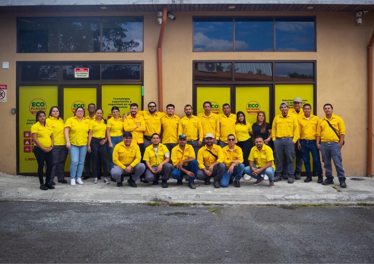 Equipo de técnicos de EcoPlagas uniformados